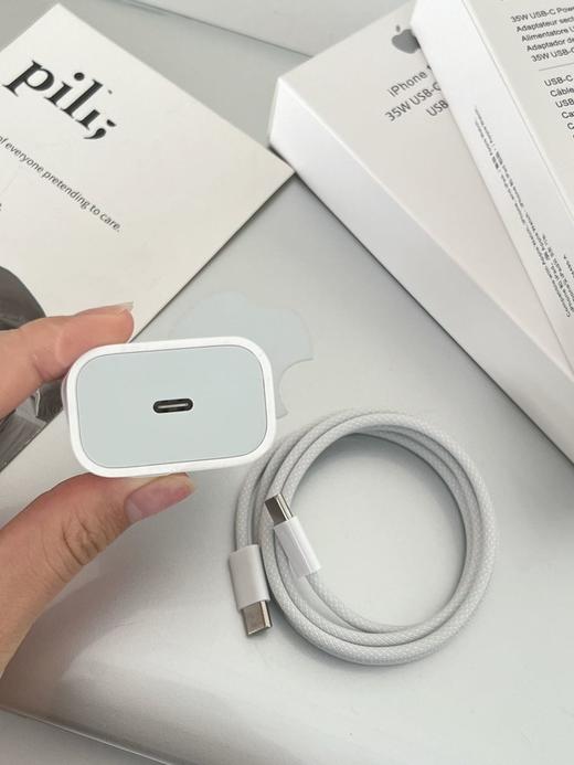 【京东自营35W~原装17专用快充套盒】 该充电器支持苹果 15、16，17，通用快充，同时兼容 C 口苹果平板或安卓手机。 原装充电器，充电不伤机，不掉电池，不发烫 商品图2