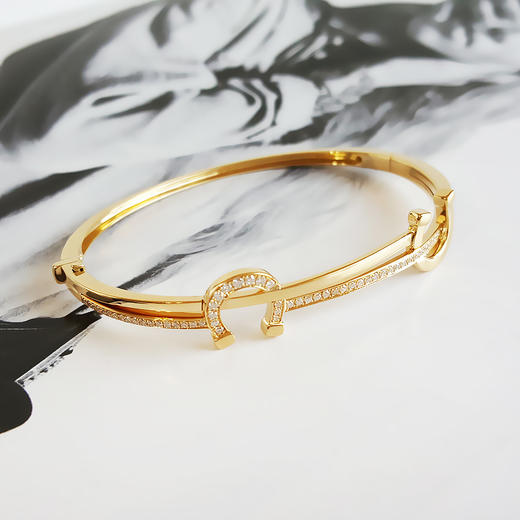 莱绅通灵AU750黄金经典时尚王室马蹄款0.423克拉群镶钻石手镯57号（活扣） 231225NJS61 商品图2