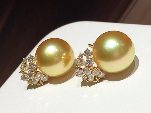 【私席真珠·新年盛宴】
18K金镶钻金珍珠耳针， 11-12mm珠，圆，孤品 商品图1