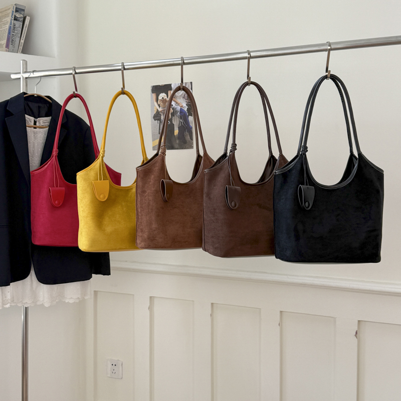 【冬日麂皮绒包包大合集】柔光绒面， 复古又利落，随手一放都有型，手提包、斜挎包、腋下包随心选，到手仅需59.9-69.9元