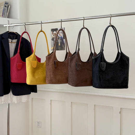 【冬日麂皮绒包包大合集】柔光绒面， 复古又利落，随手一放都有型，手提包、斜挎包、腋下包随心选，到手仅需59.9-69.9元 商品图0