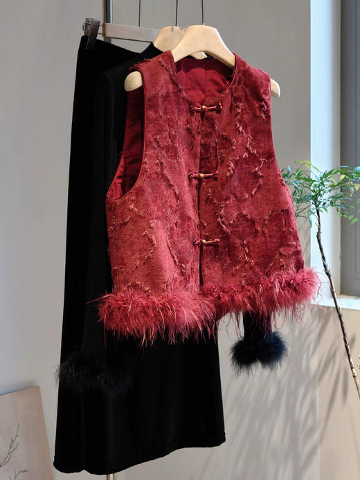 抢疯啦❗️南油出品❗️富婆新中式绝美穿搭【红色提花毛毛马甲-2个款式】💖来了，东方美学天花板‼️ 年底大杀四方的战袍合集，面料华贵，👏做工精湛，妥妥的国风美人，重工定制！ 商品图9