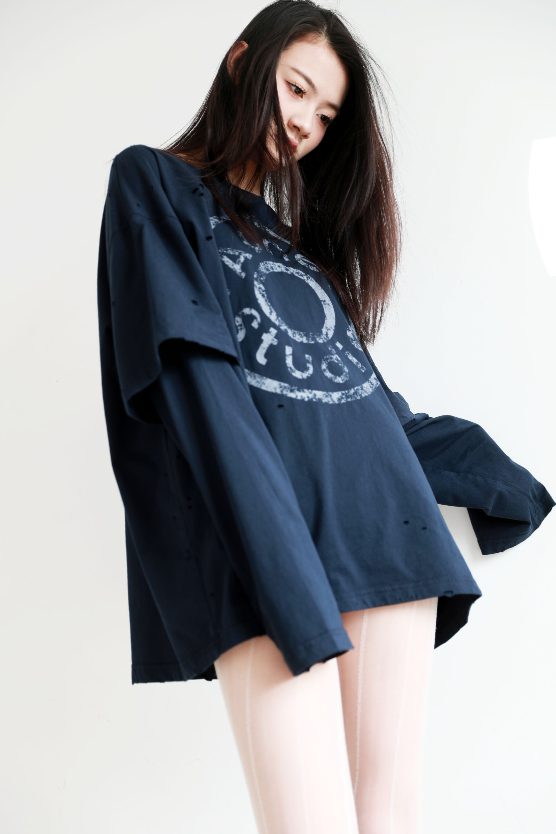 假两件长袖tee，胸口字母印花。复古做旧破洞水洗圆领上衣E010658