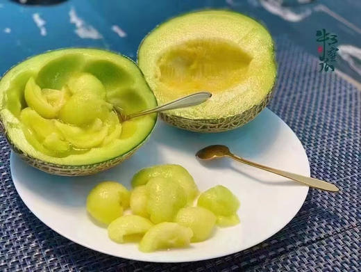 牛三纹瓜🍈瓜如其名 口口甜蜜，丝丝绵蜜，果香浓郁，切开蜜瓜，淡雅的清香扑鼻而来！黄绿色的果肉晶莹剔透，一口下去口感清爽，绵密多汁，相当满足 商品图2