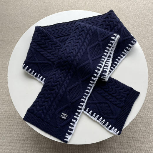 16-9 极限特惠 独家圆正 miu新年限定 初剪羊毛山羊绒混纺 学院范复古绞花 长款围巾 商品图10