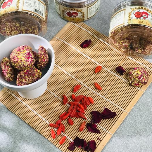 【玫瑰酸枣饼】一块小小的酸枣饼，浓缩了十余颗野生酸枣的全部精华。包裹其外的云南重瓣玫瑰、安徽黄山的金丝皇菊花，还有枣饼里面的宁夏枸杞，甜而不腻。 商品图2