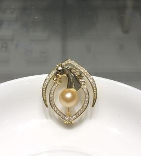 【私席真珠·新年盛宴】
南洋金珍珠胸针 合金镶嵌锆石8-9mm 圆