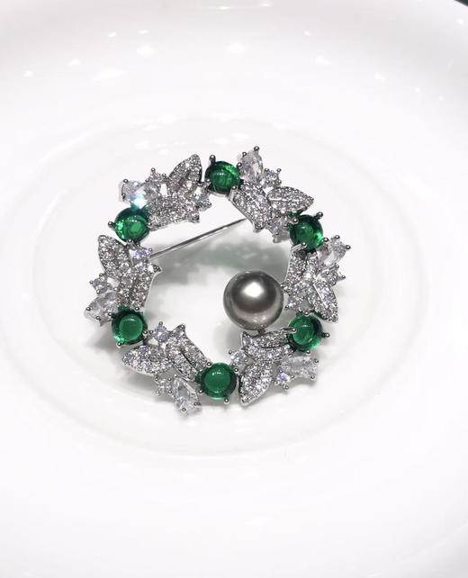 【私席真珠·新年盛宴】大溪地珍珠胸针 合金镶嵌锆石8-9mm 近圆 商品图0
