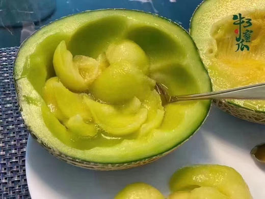 牛三纹瓜🍈瓜如其名 口口甜蜜，丝丝绵蜜，果香浓郁，切开蜜瓜，淡雅的清香扑鼻而来！黄绿色的果肉晶莹剔透，一口下去口感清爽，绵密多汁，相当满足 商品图1
