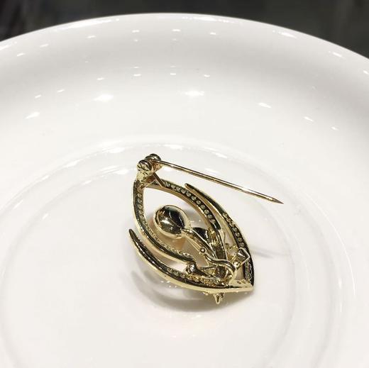【私席真珠·新年盛宴】
南洋金珍珠胸针 合金镶嵌锆石8-9mm 圆 商品图3