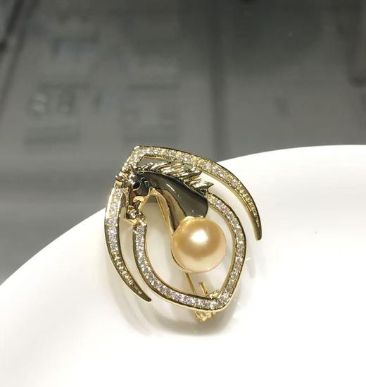 【私席真珠·新年盛宴】
南洋金珍珠胸针 合金镶嵌锆石8-9mm 圆 商品图1