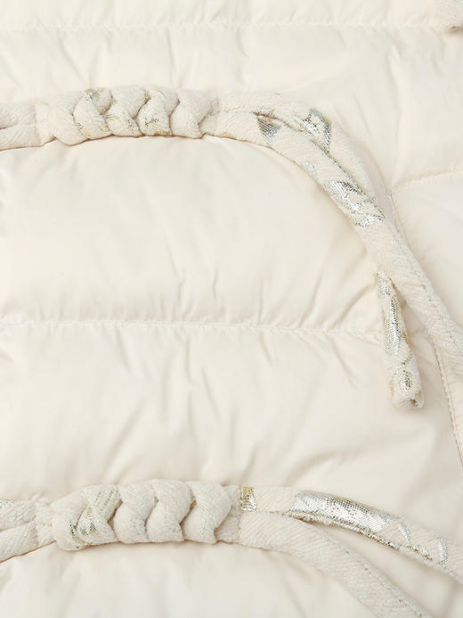 奶白色拼接羊羔毛翻领羽绒服 盘扣抽绳装饰绗缝宽松廓形保暖显瘦秋冬温柔国风气质通勤外套 商品图3