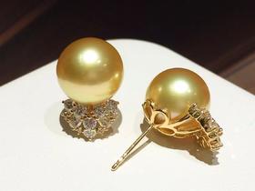 【私席真珠·新年盛宴】
18K金镶钻金珍珠耳针， 11-12mm珠，圆，孤品