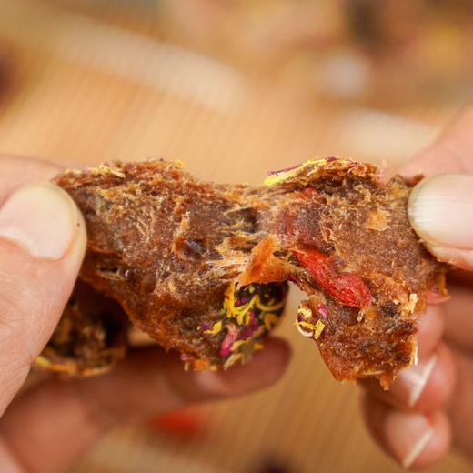 【玫瑰酸枣饼】一块小小的酸枣饼，浓缩了十余颗野生酸枣的全部精华。包裹其外的云南重瓣玫瑰、安徽黄山的金丝皇菊花，还有枣饼里面的宁夏枸杞，甜而不腻。 商品图1