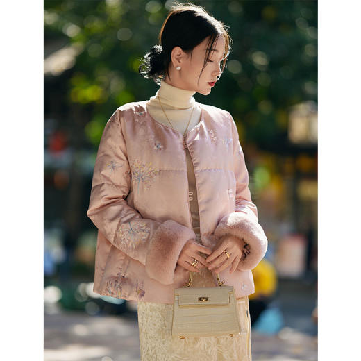 「自」全新升级【铂金会员735/天猫989/差价254】(03229)洛诗琳新中式气质鹅绒服2026新款国风刺绣保暖羽绒服外套 商品图1