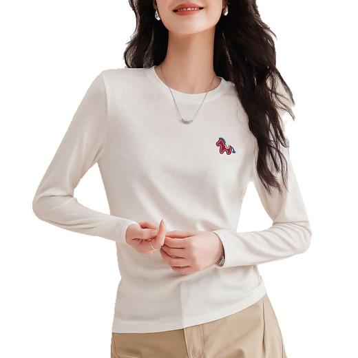 「自j」全新升级【铂金会员119/天猫159/差价40】(92332)洛诗琳气质本命年小马刺绣T恤2026春季新款正肩显瘦长袖上衣 商品图4