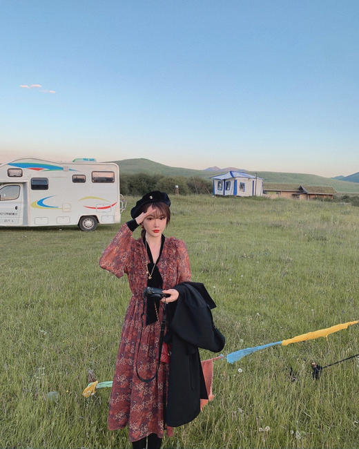 XS码 金蘑菇菇【落日与晚风】蛮特别的v领复古碎花裙中长款连衣裙 商品图1