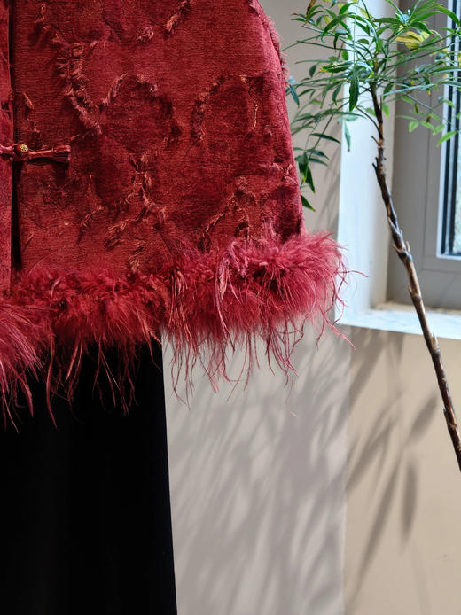 抢疯啦❗️南油出品❗️富婆新中式绝美穿搭【红色提花毛毛马甲-2个款式】💖来了，东方美学天花板‼️ 年底大杀四方的战袍合集，面料华贵，👏做工精湛，妥妥的国风美人，重工定制！ 商品图8