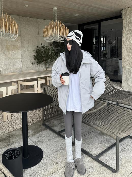 【体验无断层】始祖鸟ARC'TERYX Solano索拉诺连帽羽绒服 显瘦松弛感绝了！ 宽宽松松的版型上身巨显瘦 搭配Iulu瑜伽裤和 ugg 雪地靴，降温这样穿真的太好看了～ 商品图2