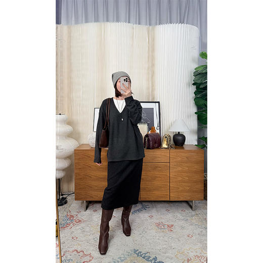 Maggie秀场 可机洗假两件长袖宽松T恤 深V拼接圆领 软糯保暖 极简大气风格 商品图5