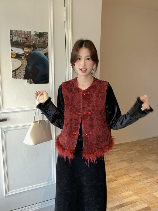 抢疯啦❗️南油出品❗️富婆新中式绝美穿搭【红色提花毛毛马甲-2个款式】💖来了，东方美学天花板‼️ 年底大杀四方的战袍合集，面料华贵，👏做工精湛，妥妥的国风美人，重工定制！ 商品图7