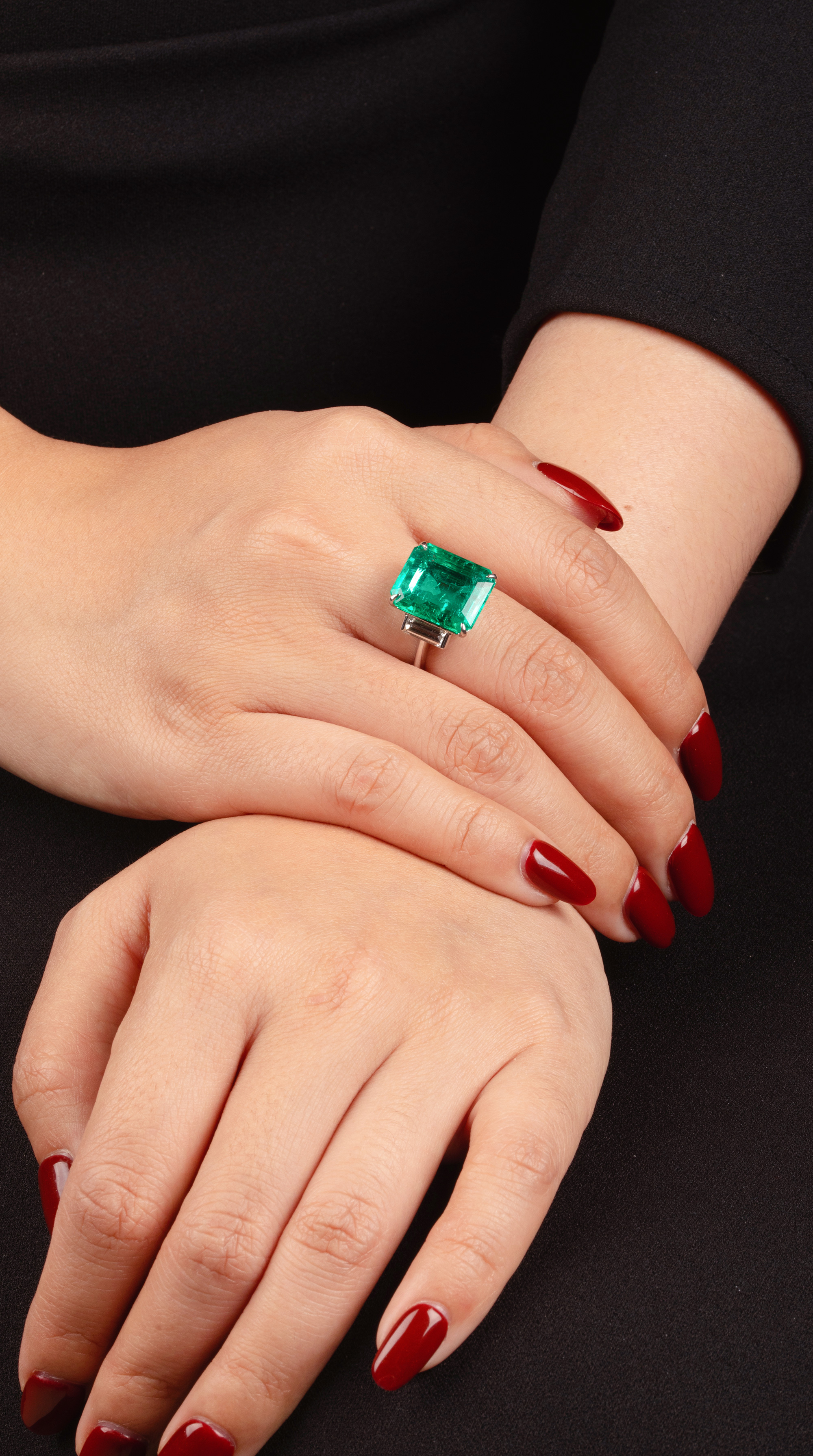 独角鹿西洋古董21世纪法国出品几何造型铂金镶嵌哥伦比亚祖母绿及钻石戒指