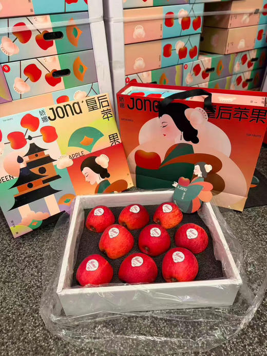 年度心动水果礼盒非「娇娜皇后苹果」莫属！手提式礼盒设计精致又方便，打开就能看到颜值爆表的红苹果，酥脆甜的口感一口沦陷，送朋友、送家人都超有排面，闭眼入不亏～ 商品图3