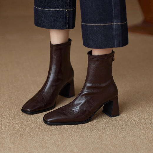 【预售5天】法式复古美拉德棕色弹力瘦瘦短靴秋冬新款时尚方头粗跟高跟单靴b7296 商品图1