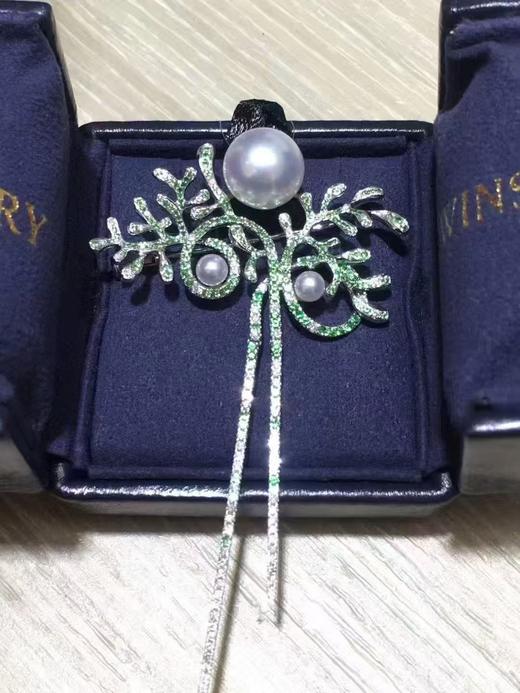 【私席真珠·新年盛宴】18K金镶钻/沙弗莱白珍珠胸针
4mm+11-12mm极品海水珍珠，正圆（孤品） 商品图1