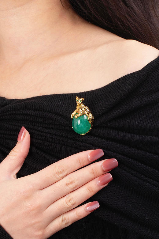 独角鹿西洋古董1948年代法国顶级珠宝品牌卡地亚出品18K黄金镶嵌蛋面祖母绿及珐琅「美洲豹」造型胸针 商品图1