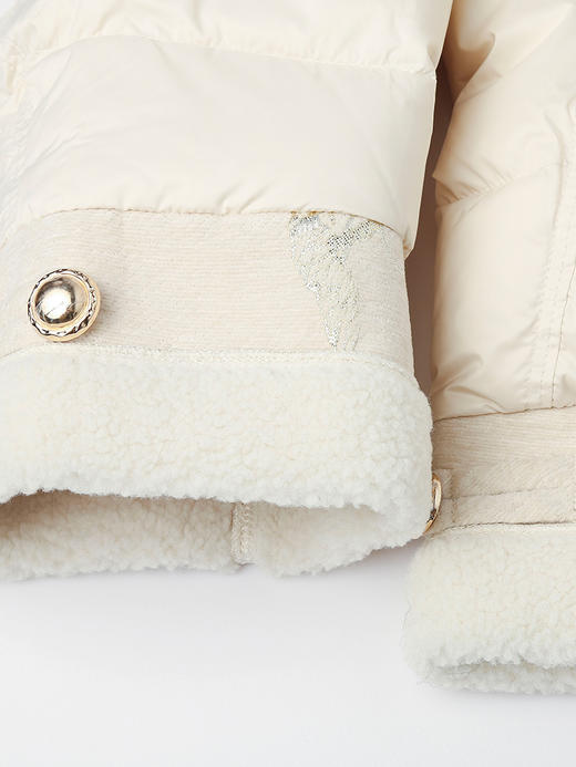 奶白色拼接羊羔毛翻领羽绒服 盘扣抽绳装饰绗缝宽松廓形保暖显瘦秋冬温柔国风气质通勤外套 商品图4