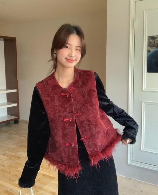 抢疯啦❗️南油出品❗️富婆新中式绝美穿搭【红色提花毛毛马甲-2个款式】💖来了，东方美学天花板‼️ 年底大杀四方的战袍合集，面料华贵，👏做工精湛，妥妥的国风美人，重工定制！ 商品图5