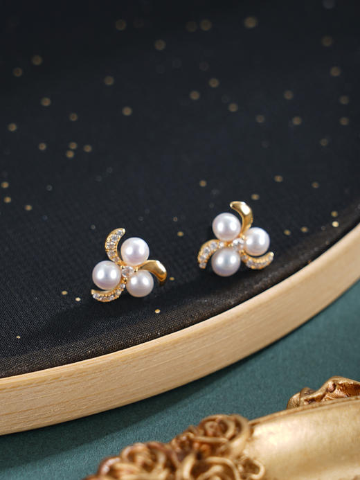 子佩集【风车漫旋】银S925珍珠惜王妃耳钉【MLEH029】3.8mm珠镀金风车三瓣花2601 商品图3