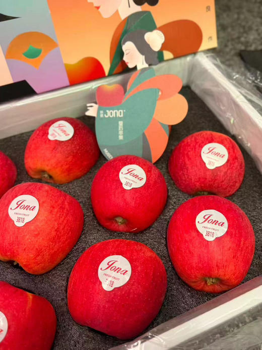 年度心动水果礼盒非「娇娜皇后苹果」莫属！手提式礼盒设计精致又方便，打开就能看到颜值爆表的红苹果，酥脆甜的口感一口沦陷，送朋友、送家人都超有排面，闭眼入不亏～ 商品图0