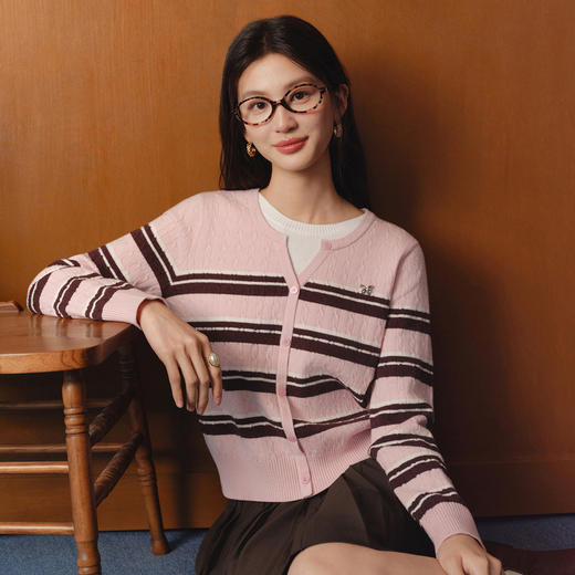 【严选】诗凡黎条纹绞花假两件针织开衫2026春新款可拆卸蝴蝶胸针拼色毛衣7HC430671 商品图4
