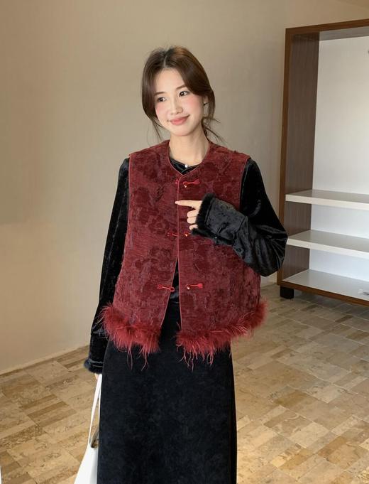 抢疯啦❗️南油出品❗️富婆新中式绝美穿搭【红色提花毛毛马甲-2个款式】💖来了，东方美学天花板‼️ 年底大杀四方的战袍合集，面料华贵，👏做工精湛，妥妥的国风美人，重工定制！ 商品图6