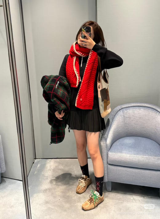 16-9 极限特惠 独家圆正 miu新年限定 初剪羊毛山羊绒混纺 学院范复古绞花 长款围巾 商品图7