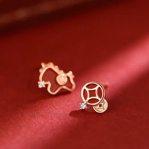 【马上暴富❗️钱币萌马耳钉】本命年新中式耳饰，独角兽财富叙事，将东方吉兆戴在耳畔，复古气质耳饰女本命年新年礼物QQ 商品图2