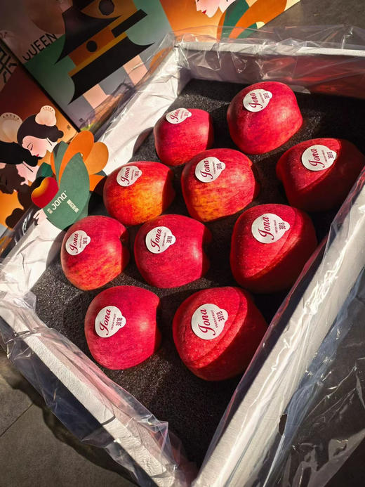 年度心动水果礼盒非「娇娜皇后苹果」莫属！手提式礼盒设计精致又方便，打开就能看到颜值爆表的红苹果，酥脆甜的口感一口沦陷，送朋友、送家人都超有排面，闭眼入不亏～ 商品图1