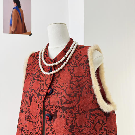 抢疯啦❗️南油出品❗️富婆新中式绝美穿搭【红色提花毛毛马甲-2个款式】💖来了，东方美学天花板‼️ 年底大杀四方的战袍合集，面料华贵，👏做工精湛，妥妥的国风美人，重工定制！ 商品图2