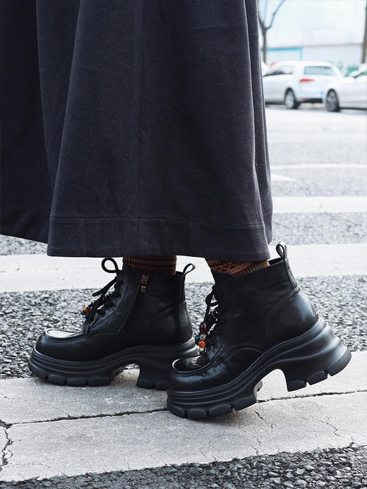 【轻松get大长腿  拿捏酷飒感】厚底马丁靴  经典黑色不过时  百搭时髦 配短裙、半身裙、牛仔裤都很酷  厚底拉长双腿线条  超显腿细腿长~ 商品图6
