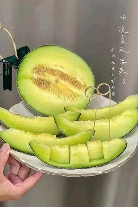 牛三纹瓜🍈瓜如其名 口口甜蜜，丝丝绵蜜，果香浓郁，切开蜜瓜，淡雅的清香扑鼻而来！黄绿色的果肉晶莹剔透，一口下去口感清爽，绵密多汁，相当满足