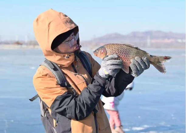 【周末亲子】考完试一起去冬捕!北京最近凿冰冬捕,铁锅鱼汤,冰上运动会,当天往返含大巴,|6~14岁亲子