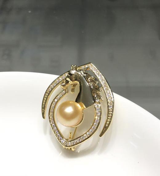 【私席真珠·新年盛宴】
南洋金珍珠胸针 合金镶嵌锆石8-9mm 圆 商品图2
