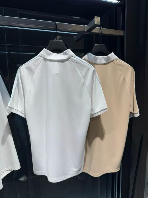 早秋新款男士短袖上衣来啦！渠道高品质❗️一件经典款老钱风十足的短袖T恤，多了点细节，多了点精致，这就足以让你stand out了！ 商品图1