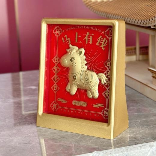 【表面含金 质感细腻 中国金楼品牌】999足金马年 马上有钱&八方来财 迎财神摆件（专柜礼盒礼袋） 商品图5