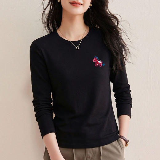 「自j」全新升级【铂金会员119/天猫159/差价40】(92332)洛诗琳气质本命年小马刺绣T恤2026春季新款正肩显瘦长袖上衣 商品图3