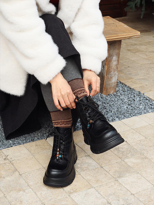 【轻松get大长腿  拿捏酷飒感】厚底马丁靴  经典黑色不过时  百搭时髦 配短裙、半身裙、牛仔裤都很酷  厚底拉长双腿线条  超显腿细腿长~ 商品图4