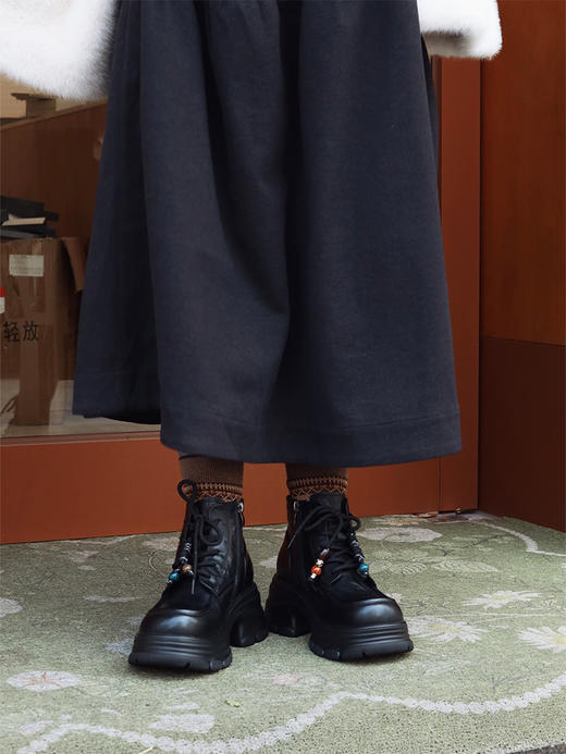 【轻松get大长腿  拿捏酷飒感】厚底马丁靴  经典黑色不过时  百搭时髦 配短裙、半身裙、牛仔裤都很酷  厚底拉长双腿线条  超显腿细腿长~ 商品图1