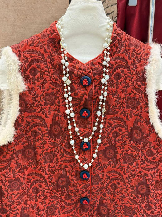 抢疯啦❗️南油出品❗️富婆新中式绝美穿搭【红色提花毛毛马甲-2个款式】💖来了，东方美学天花板‼️ 年底大杀四方的战袍合集，面料华贵，👏做工精湛，妥妥的国风美人，重工定制！ 商品图3